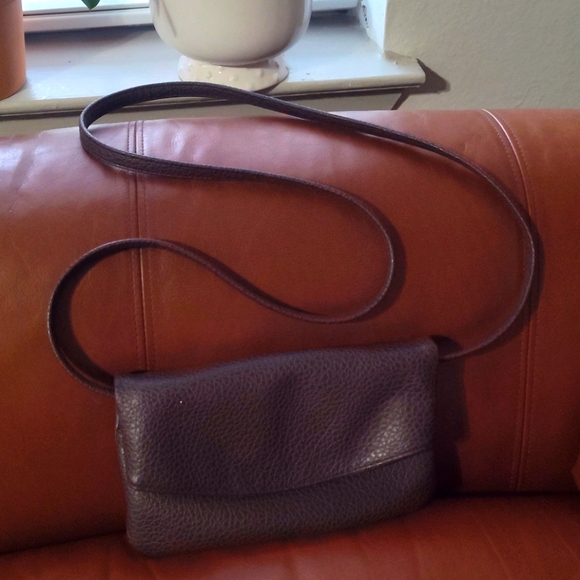 Signature weekend Leather sling bag - Picture 6 of 14